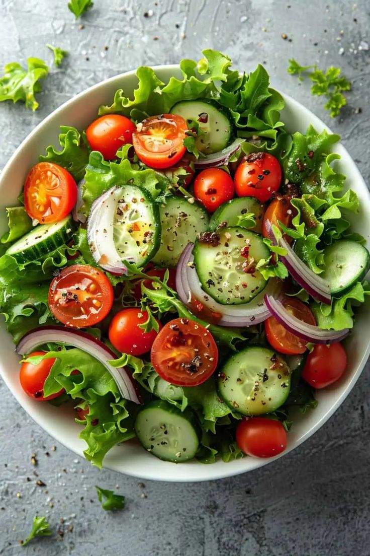 Salade fraîcheur, tomates cerises et concombre